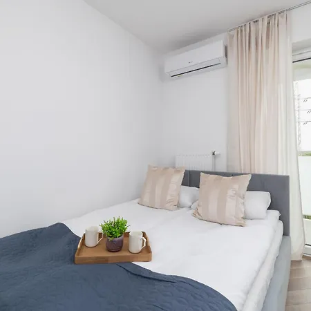 Stylish Klemensiewicza In Cracow By Renters Apartamento